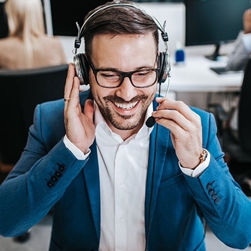 1180054097 Démarcheur téléphonique travaillant depuis son bureau dans un centre d'appels.