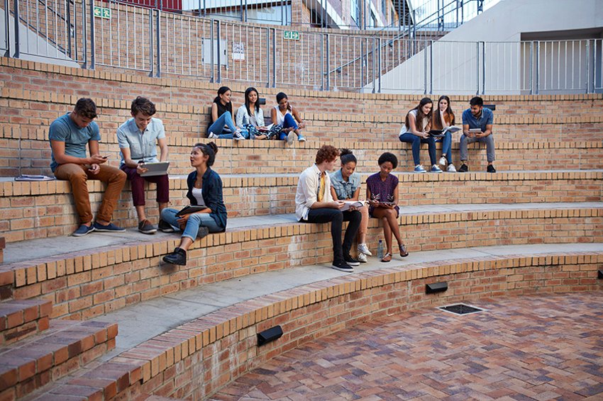 658984259 Groupe d'étudiants qui étudient dehors sur le campus.