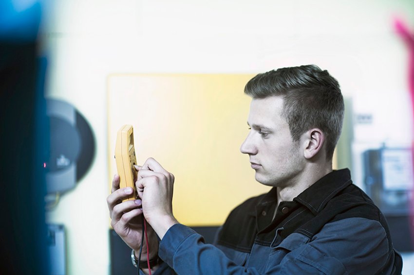 Homme tenant un téléphone portable