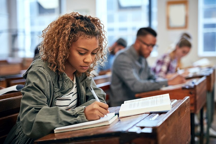 871569792 Étudiants universitaires assis en classe