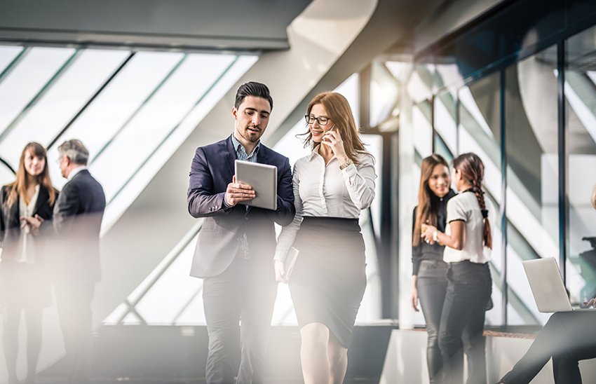 901538778 Professionnels discutant dans un bureau
