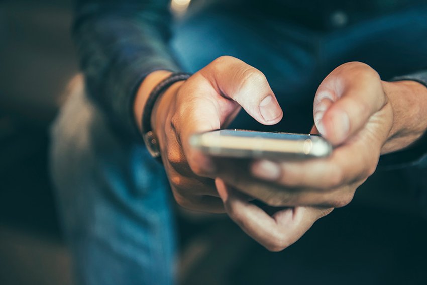 938786704 Personne envoyant un message sur son téléphone